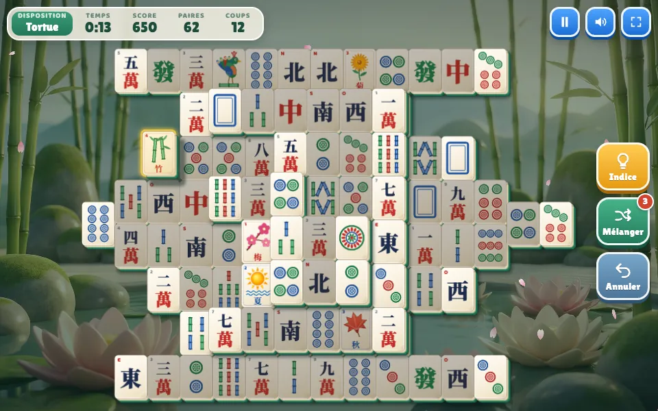 La Tortue de Mahjong Zen : la fleur Bambou, choisie, peut partir avec la fleur Prunier ; les tuiles bloquées sont assombries
